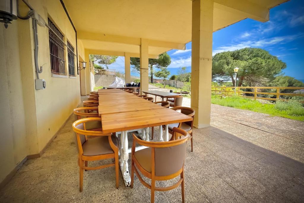 Comedor exterior con vistas al mar